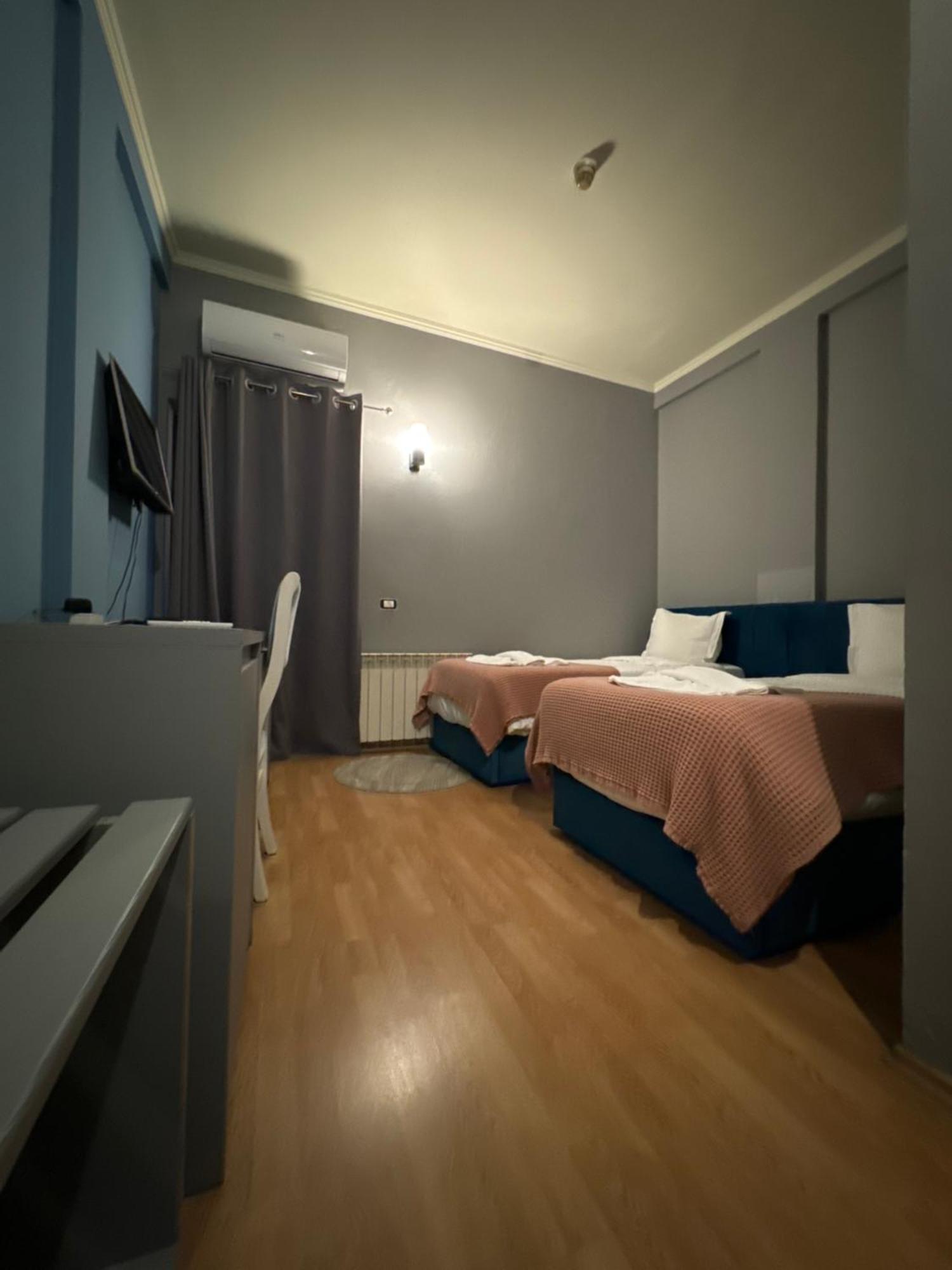 טיראנה Hotel Tirona מראה חיצוני תמונה